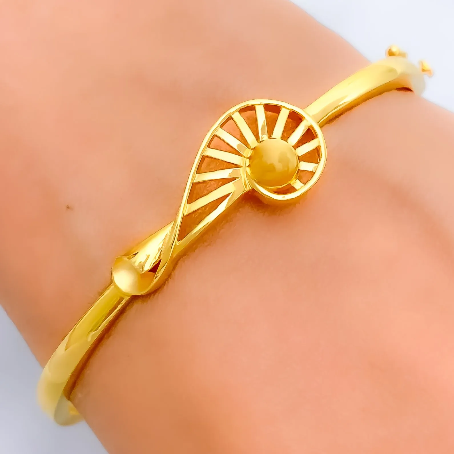 Attractive Striped Paisley 22k Gold Bangle Bracelet