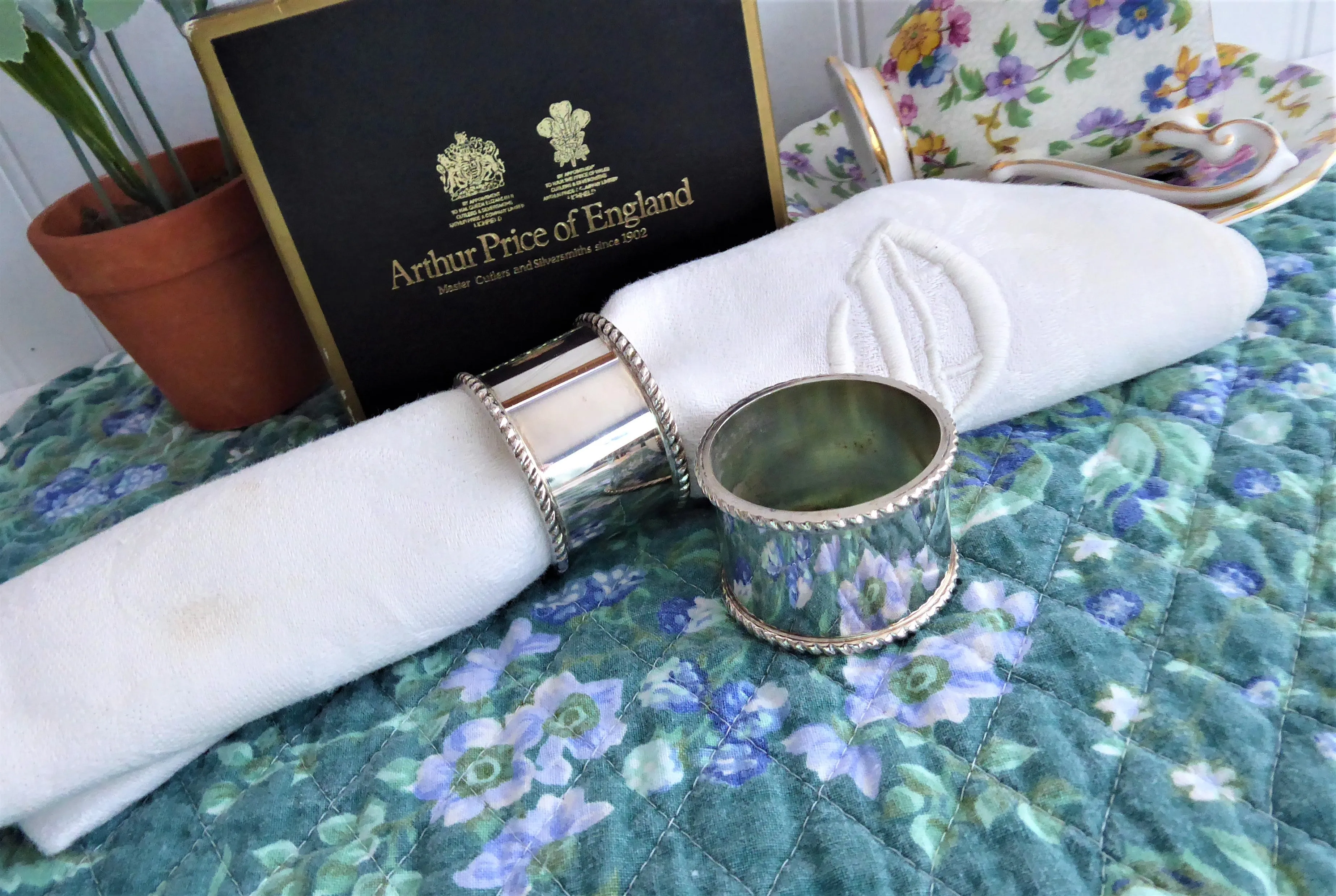 English Silver Napkin Rings Boxed Pair Mint 1970s Arthur Price England Silver Plate