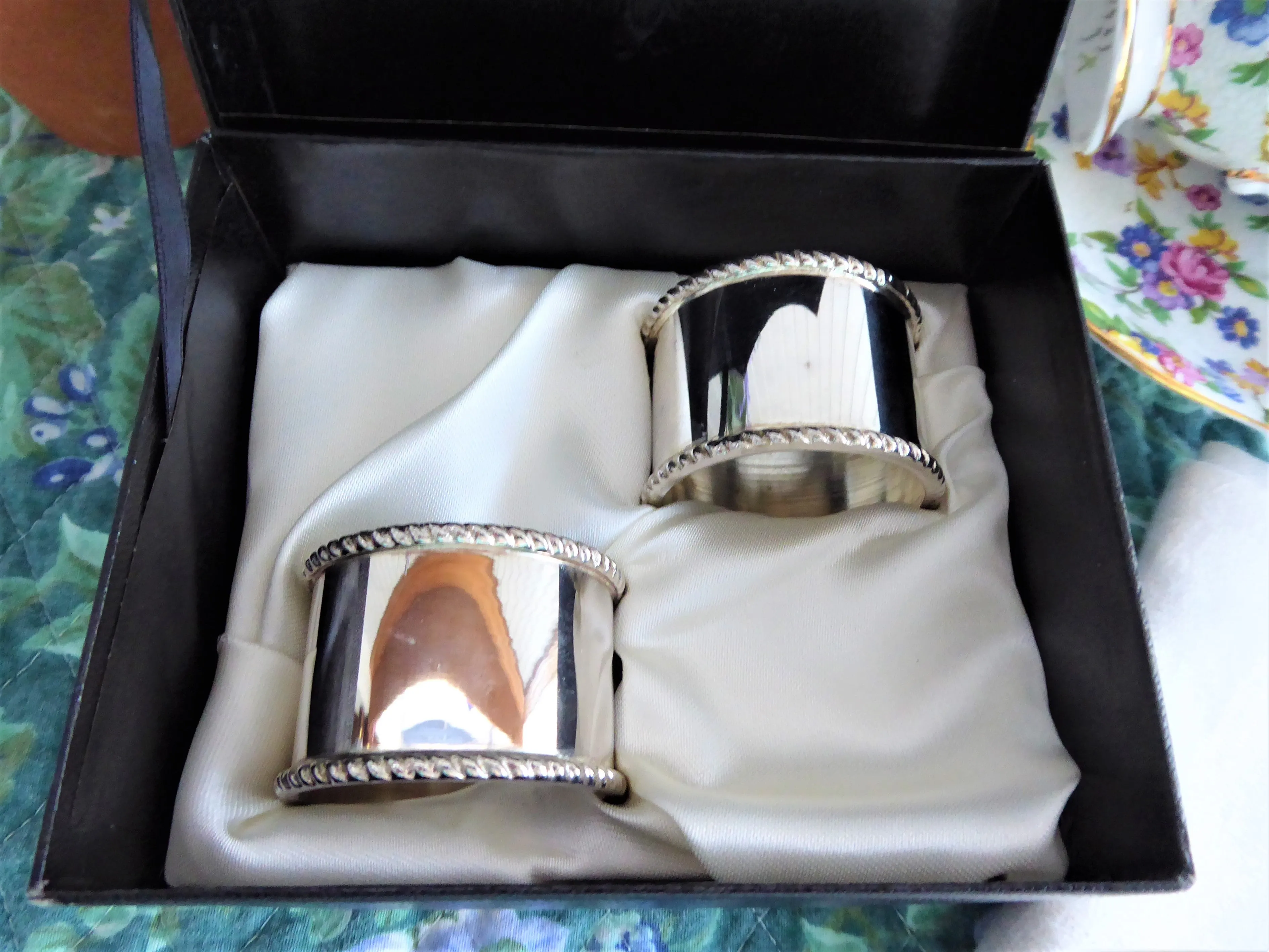 English Silver Napkin Rings Boxed Pair Mint 1970s Arthur Price England Silver Plate