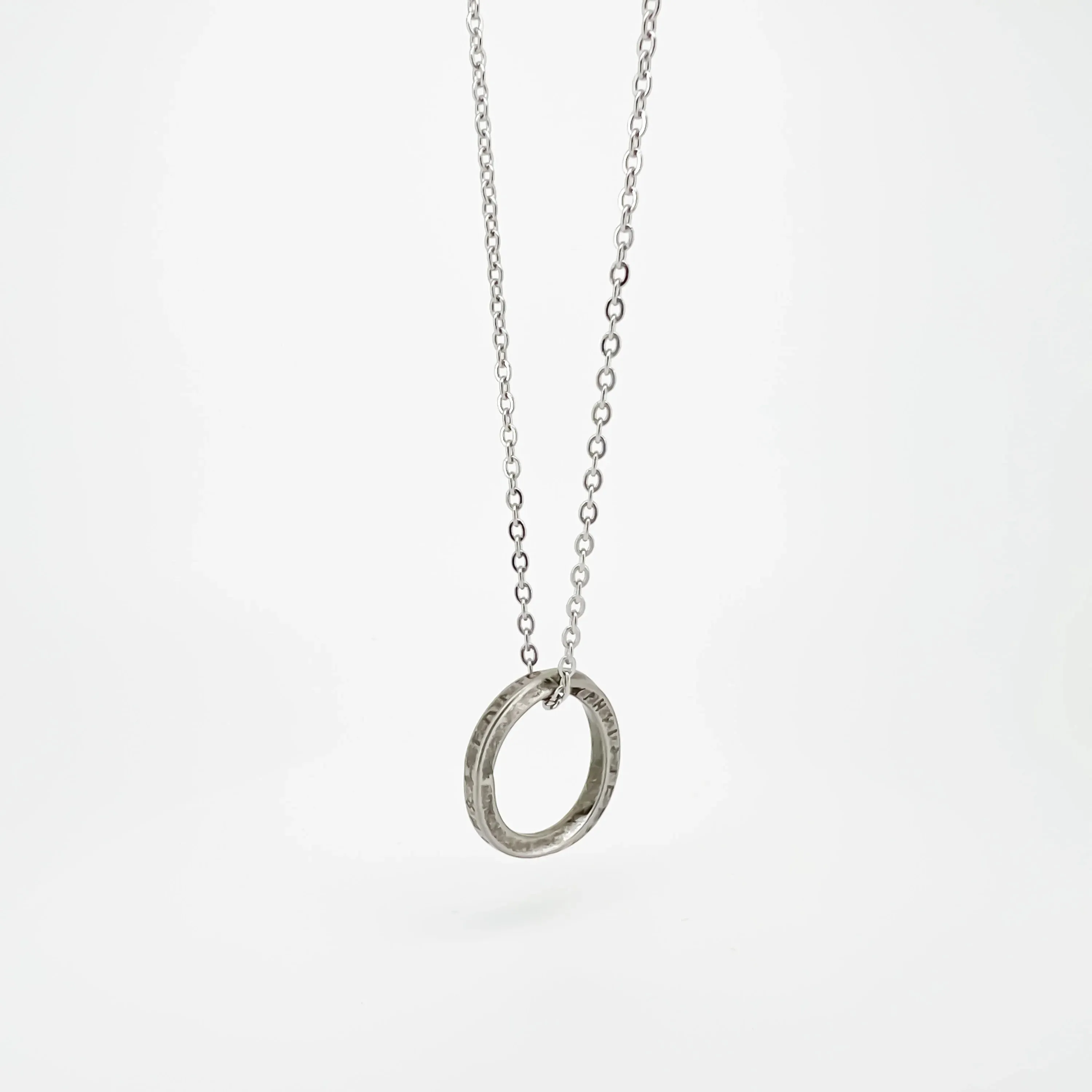 Erlend Circular Pendant with Chain Necklace