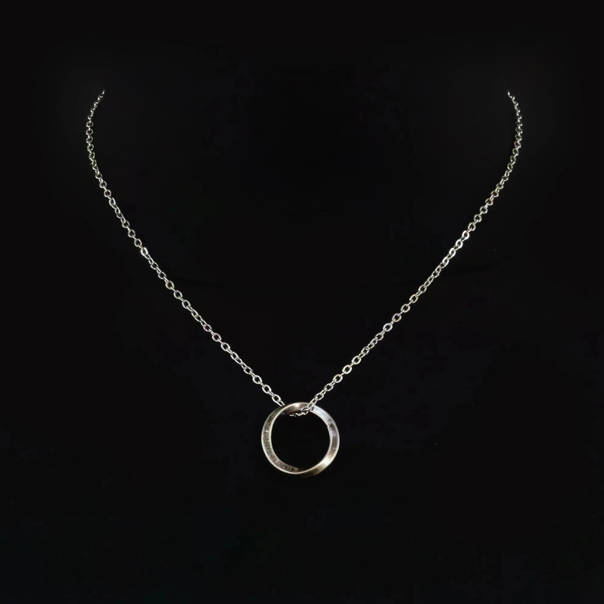 Erlend Circular Pendant with Chain Necklace