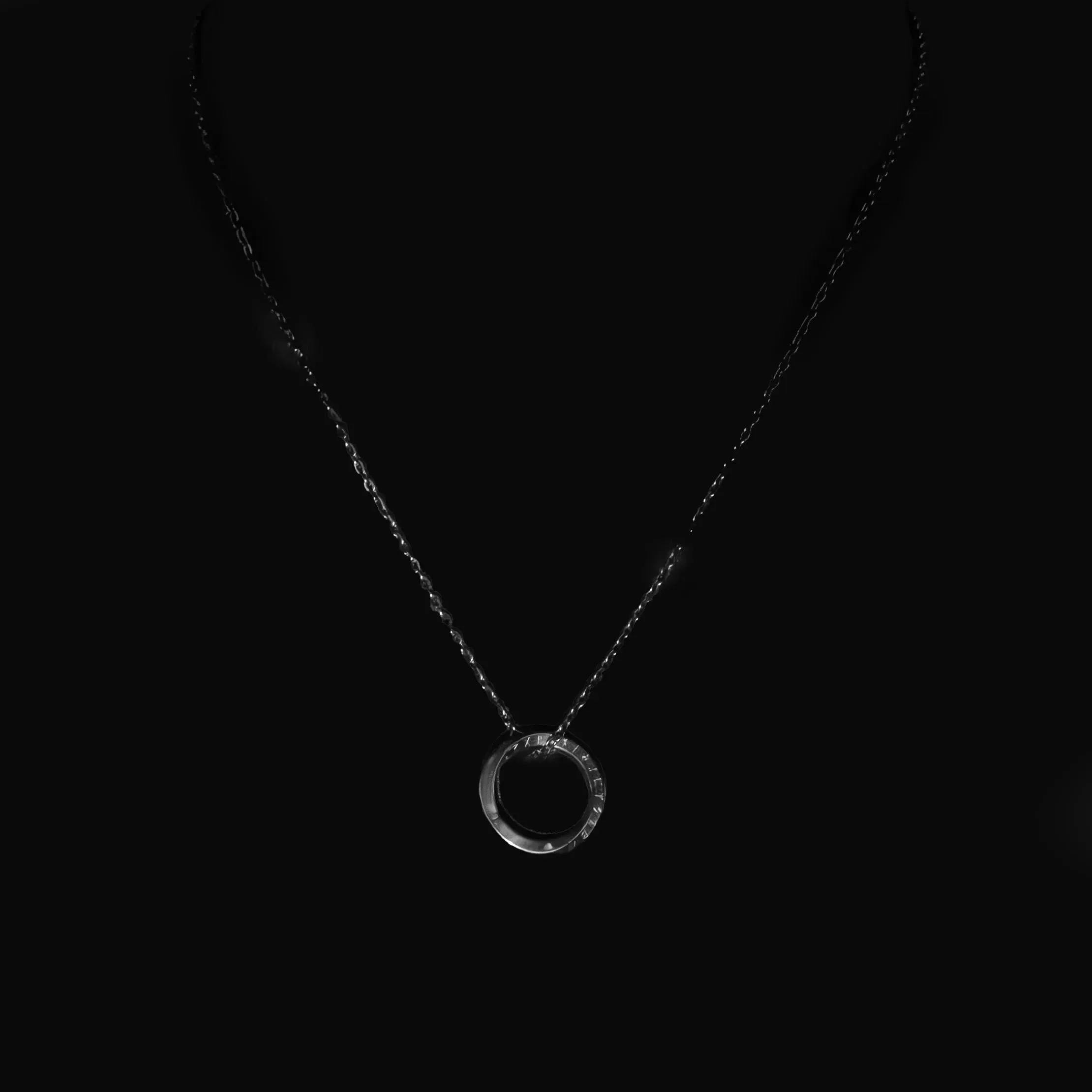 Erlend Circular Pendant with Chain Necklace