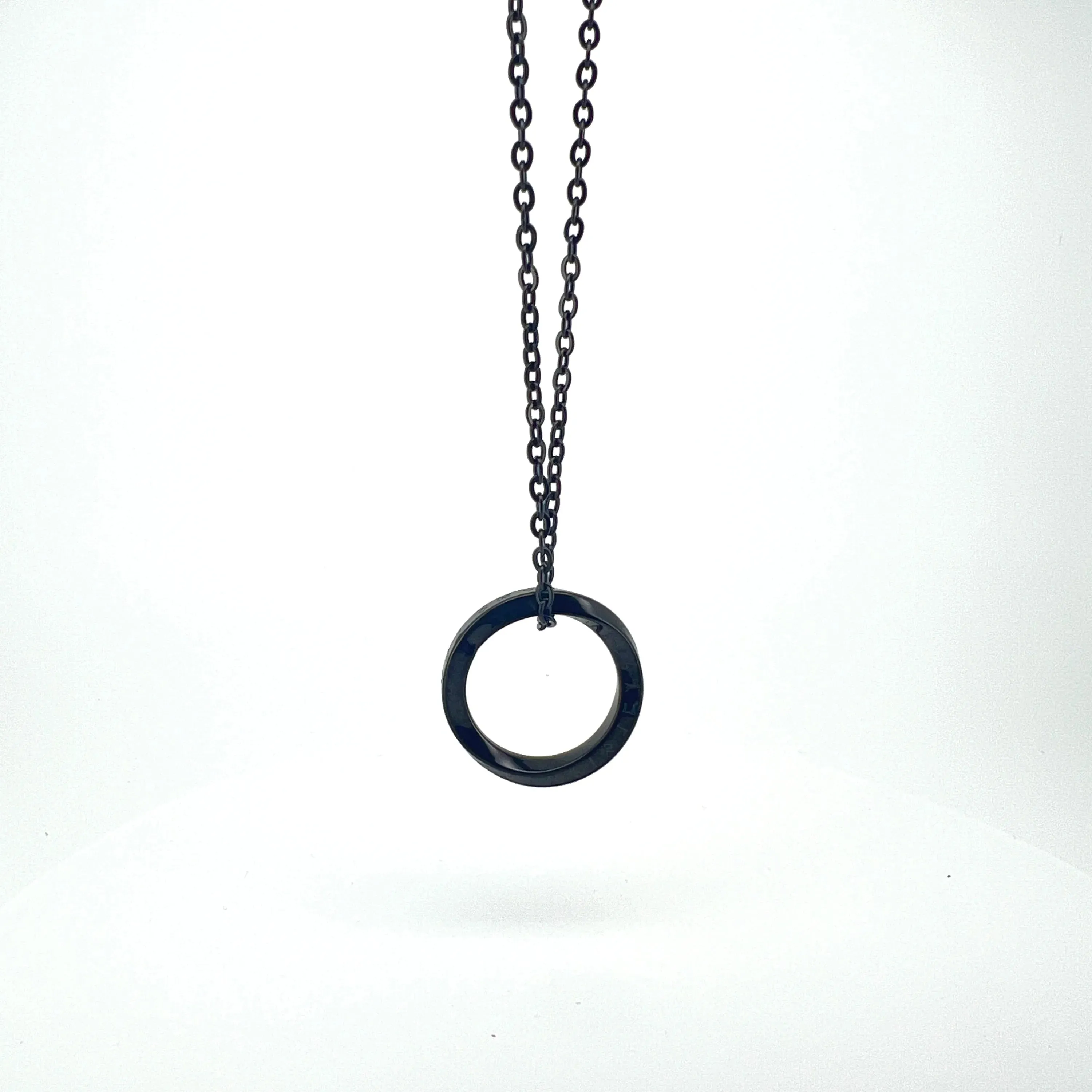 Erlend Circular Pendant with Chain Necklace